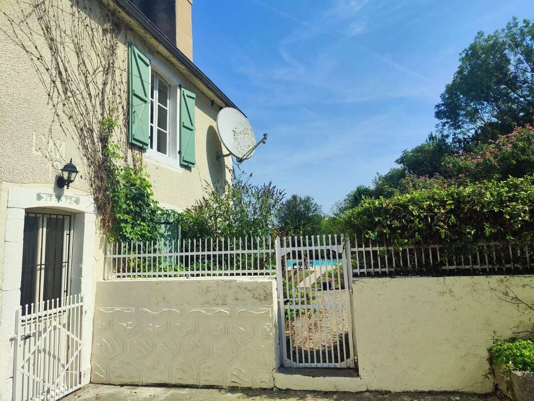 Ferme béarnaise rénovée avec gîte, piscine et vue sur les Pyrenénées - photo 34
