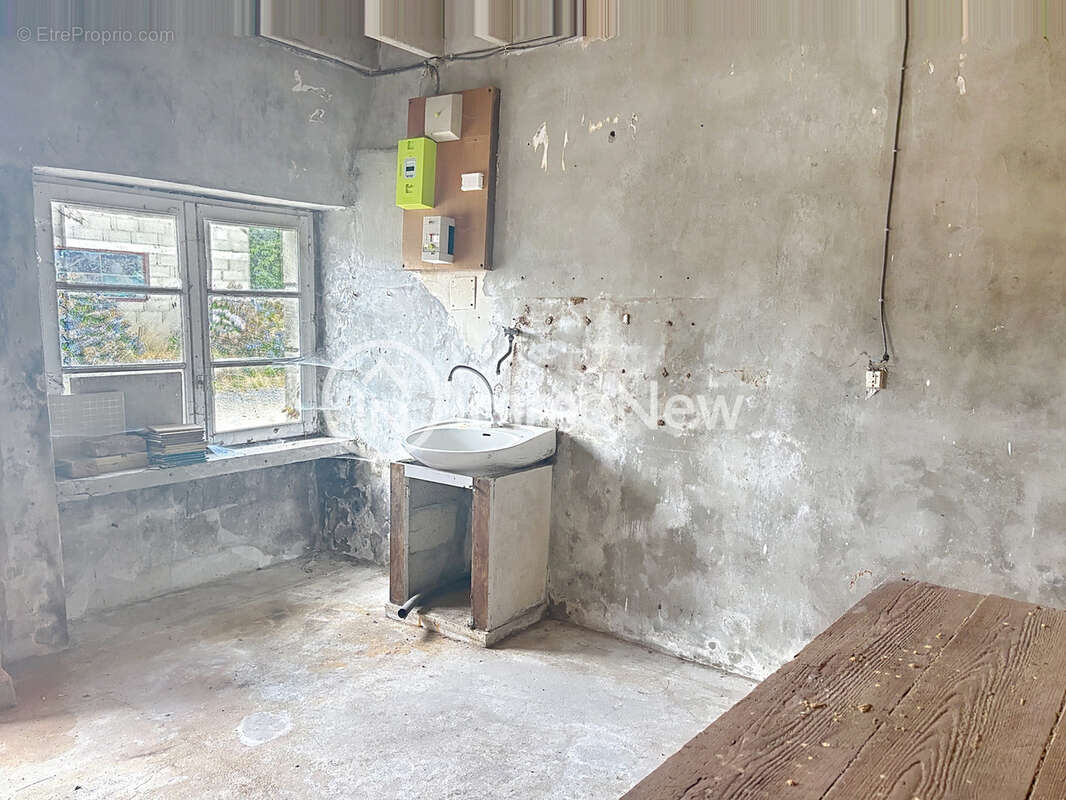 Maison en pierre a renover 100 m2 avec un terrain de 1400 m2 environ et dependances - photo 8