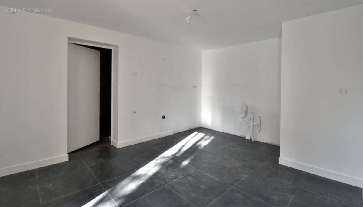 EXCLUSIVITE - Appartement T4 rez de jardin - Garage et parkings - photo 9
