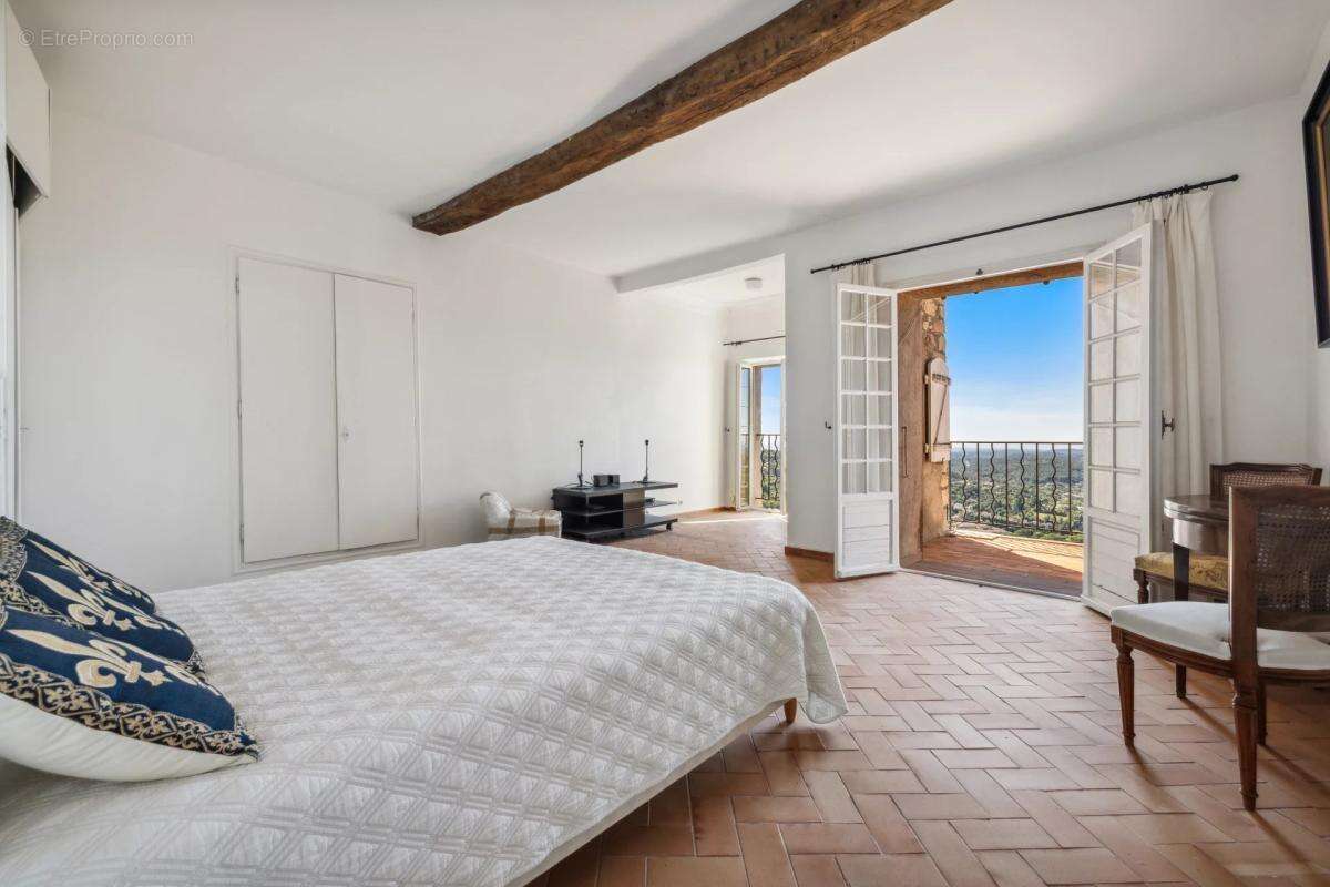 Maison à CHATEAUNEUF-GRASSE