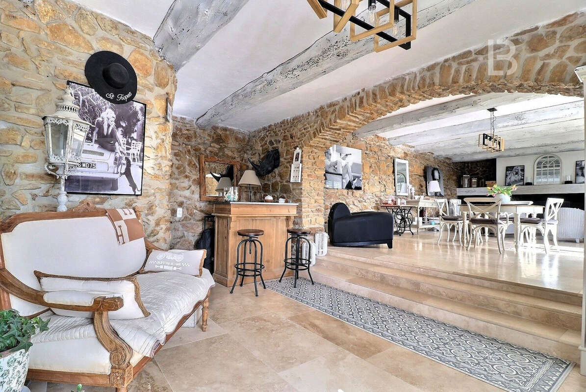 Maison à MEOUNES-LES-MONTRIEUX