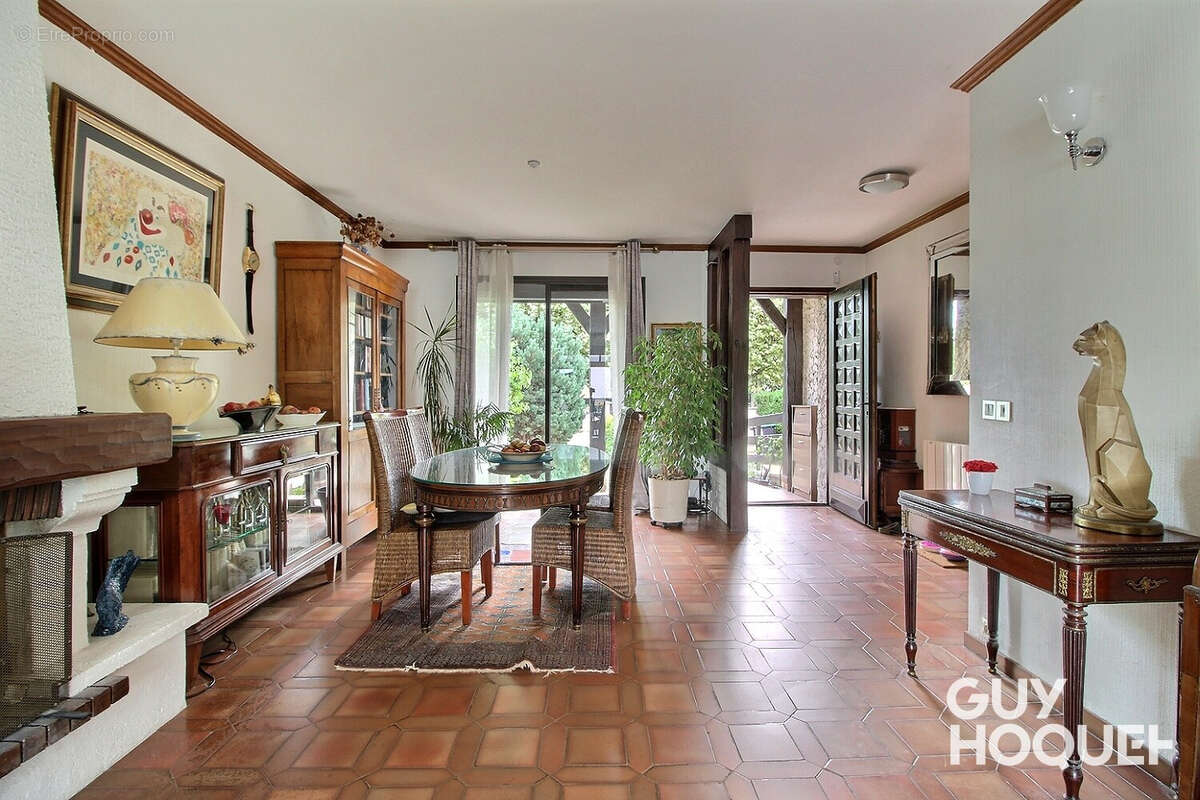 Maison à SAINTE-GENEVIEVE-DES-BOIS