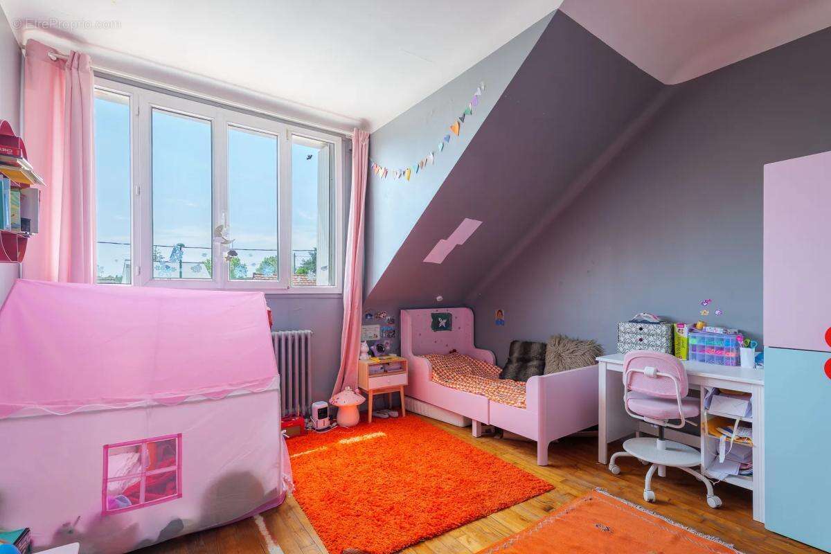 Maison 7 pièces 127 m² à Gagny avec piscine, jardin et parkings - photo 9