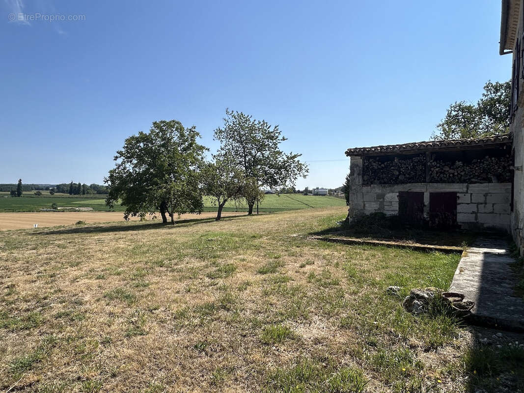Maison en pierre à rénover dans un cadre magnifique sur terrain de 3400m2 - photo 3