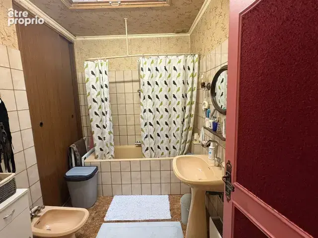 A vendre à Tiffauges belle maison de bourg 112 m2 +dépendance +terrain constructible 194000 frais d'agence inc - photo 13