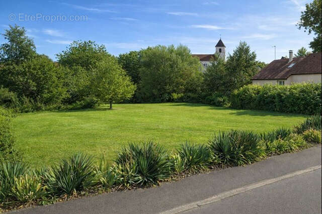 Terrain à GENEUILLE