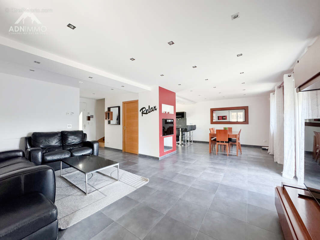 Maison à PERON