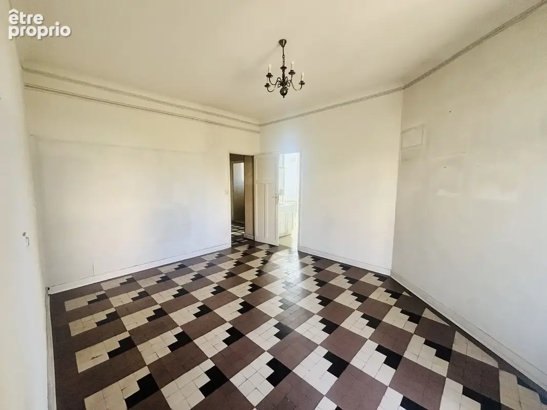 Toulon, proche centre ville et port, vaste appartement T4 traversant + chambre de bonne + cave dans résidence - photo 2