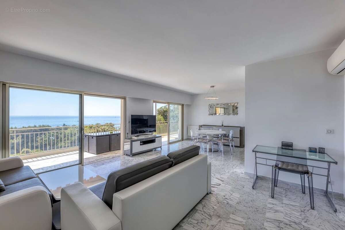 Golfe Juan - Appartement 3 pièces avec vue mer panoramique, garage et cave - photo 13