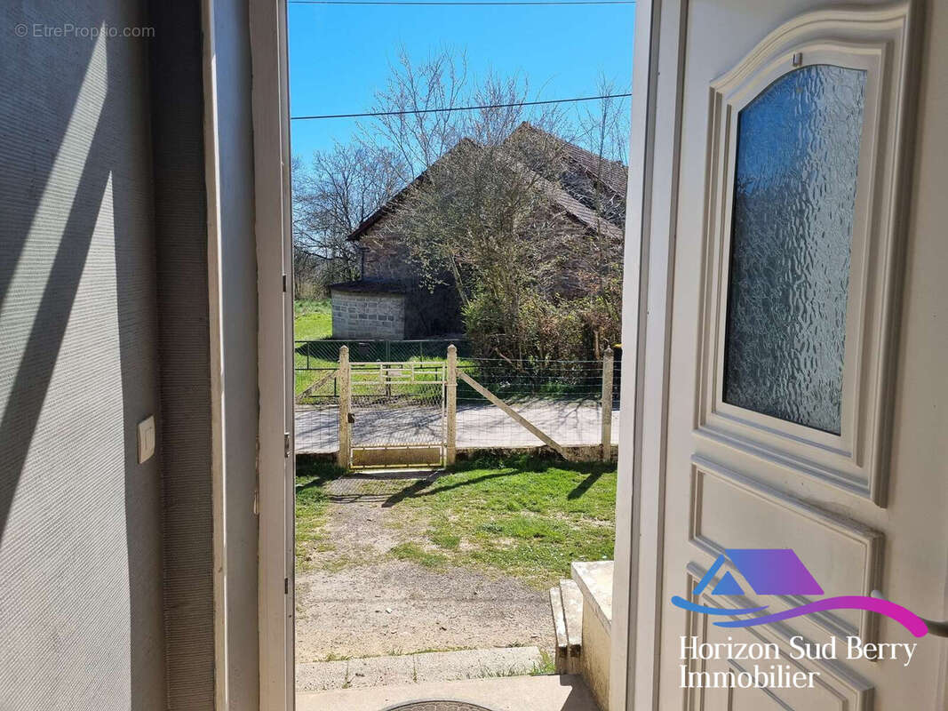 vue de l&#039;entrée - Maison à NOUZIERS