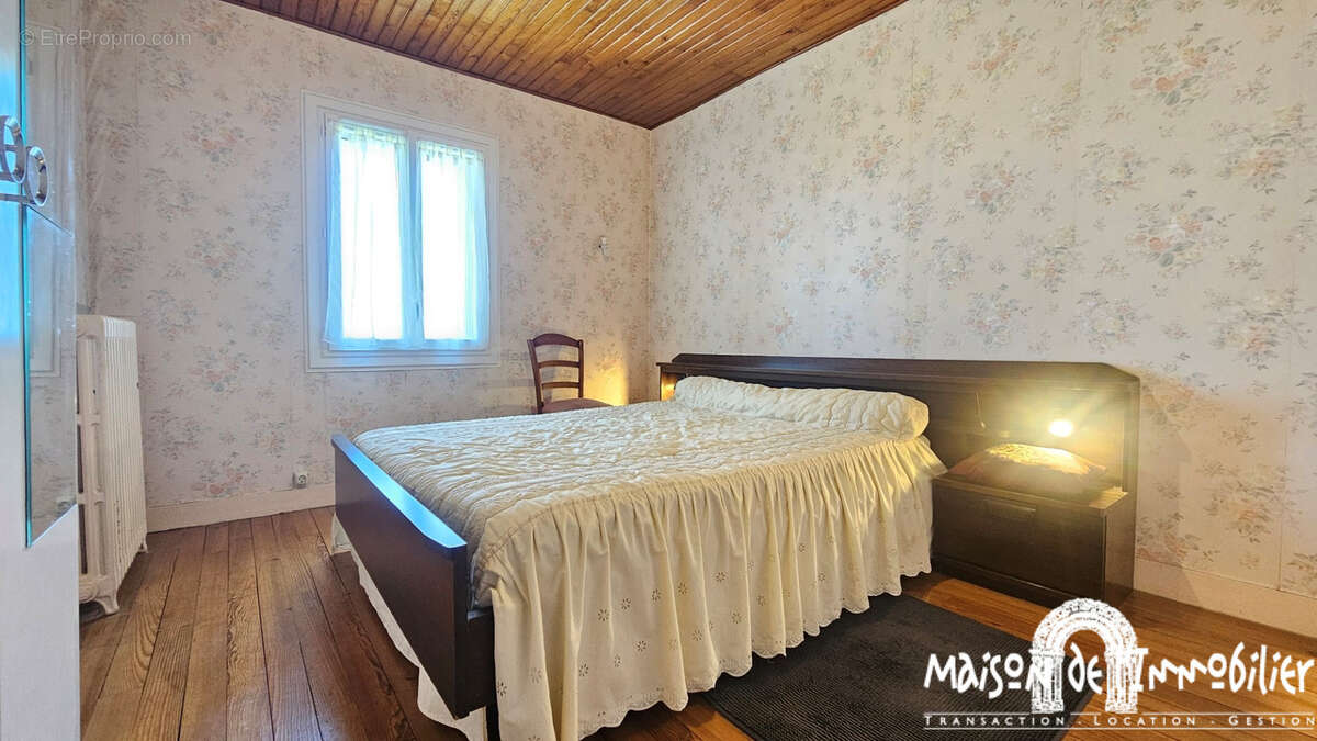 A vendre à CHERVES RICHEMONT - VAL DE COGNAC (16370)  - Maison de village de 6 pièces - 132m2 - Grand jardin arboré - photo 8