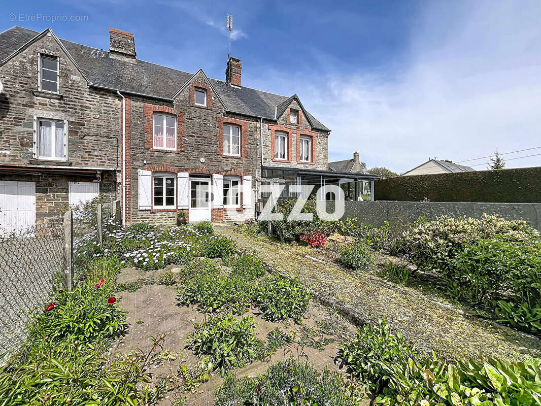 Maison à LE MESNIL-VILLEMAN