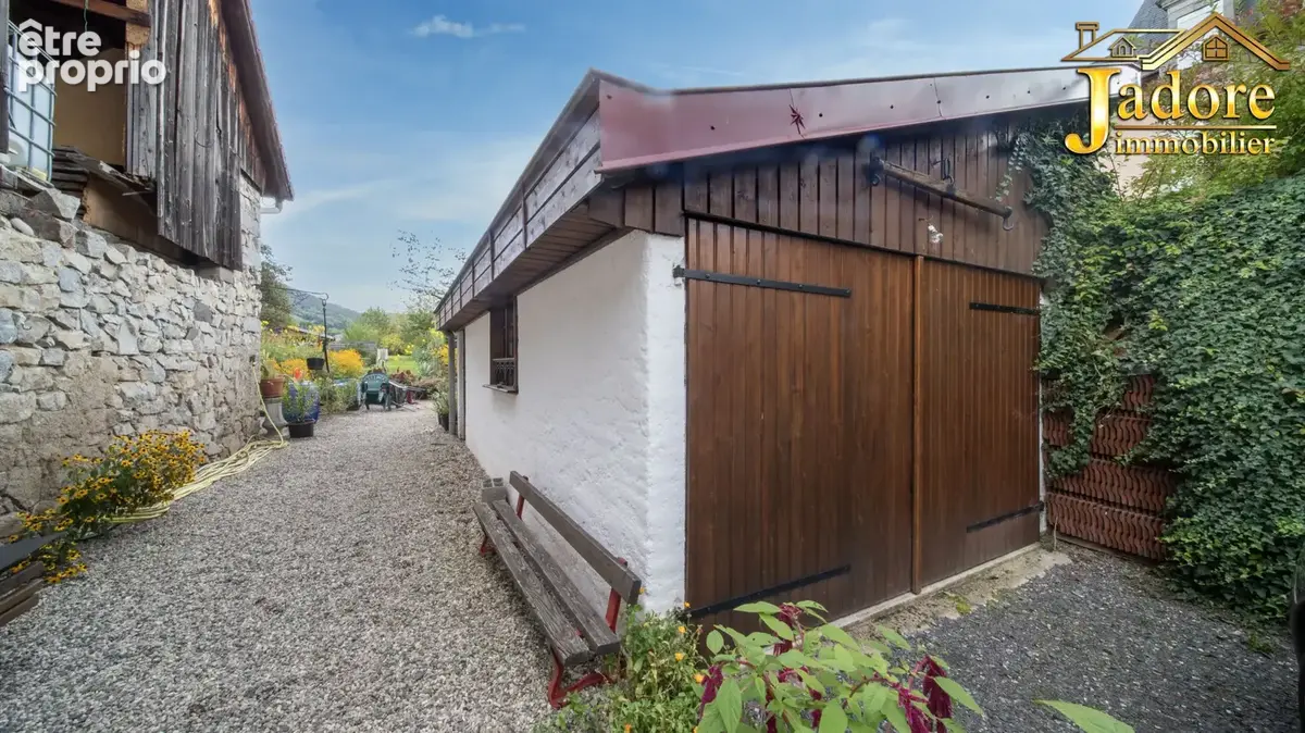 Immeuble + garages + annexes - photo 5