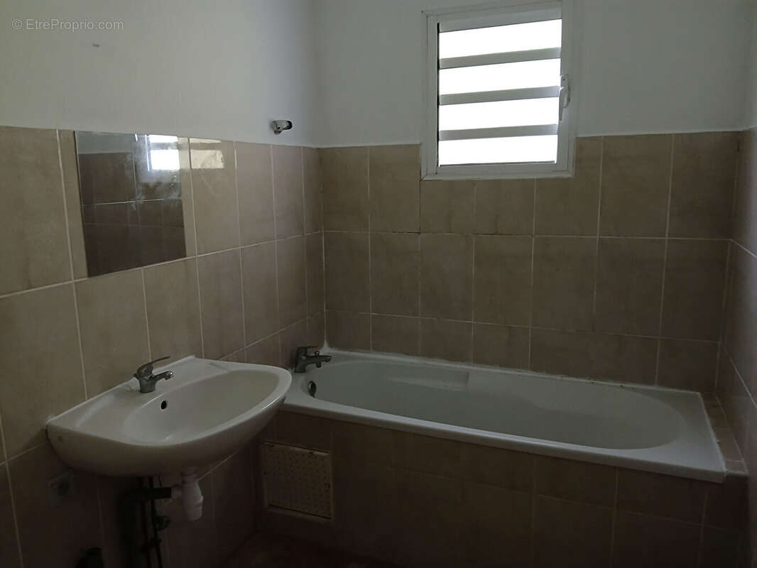 VILLA F4 sur 674 m² de terrain STE MARIE - photo 4
