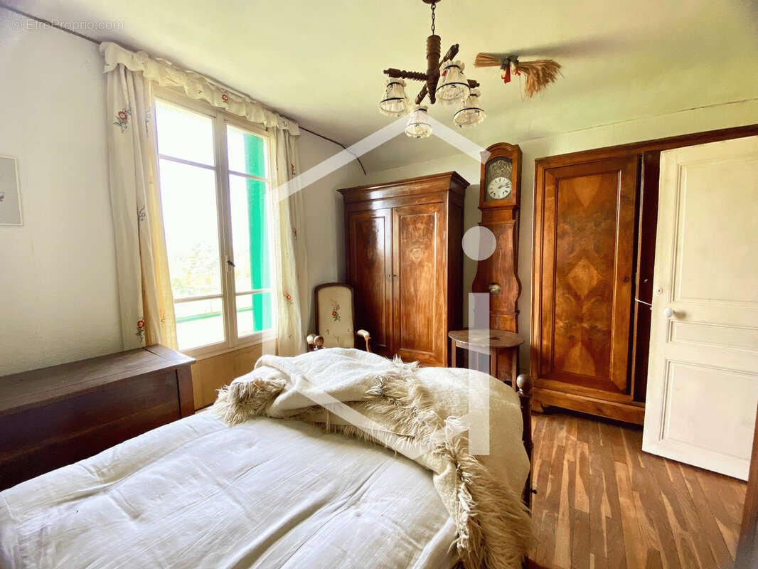 Maison à MYENNES