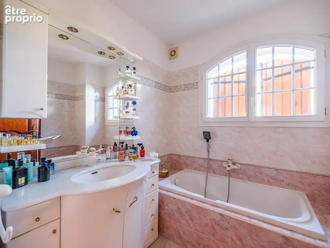 600m de l'eglise de Mazargues, MAISON 190m2 6 chambres, PISCINE et GARAGE, au CALME absolu - photo 14
