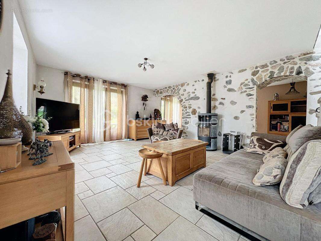 Maison à SAINT-MARTIN-DE-LA-CLUZE