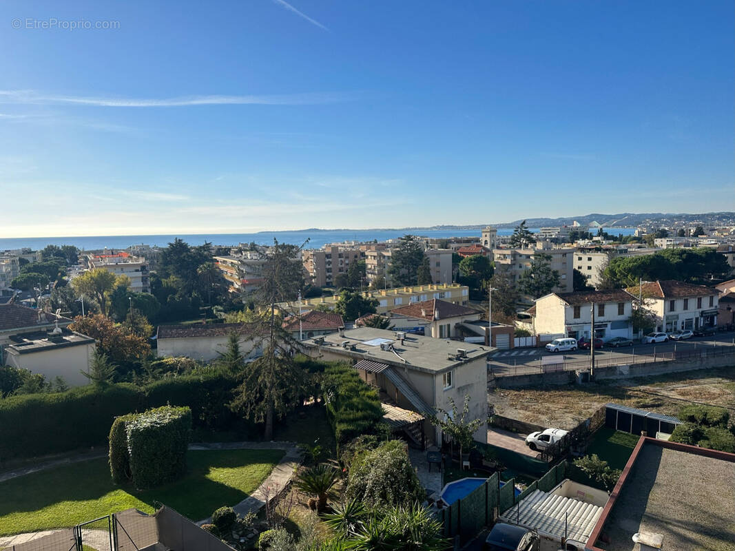 Appartement à SAINT-LAURENT-DU-VAR