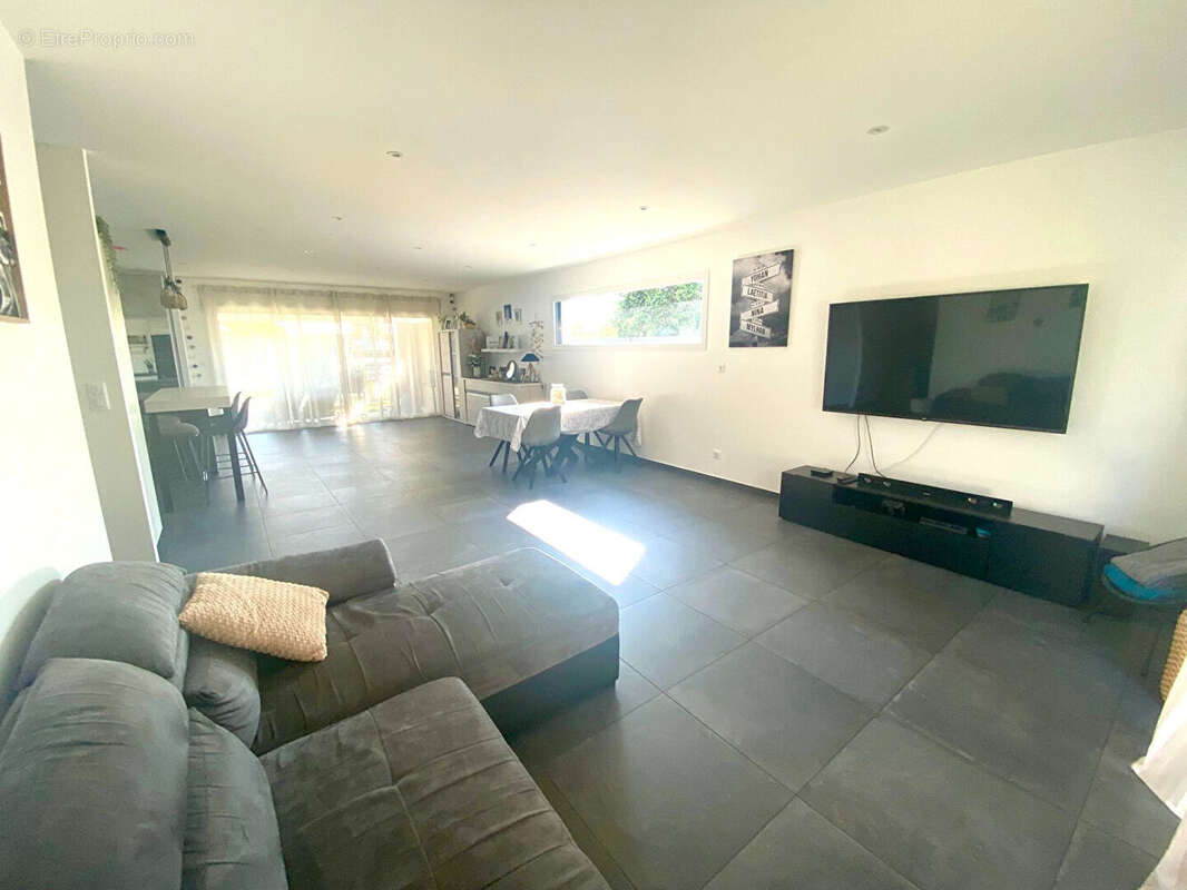 Maison de plain-pied, Saint-Maurice-de-Gourdans 154 m2 sur un terrain de 637m² - photo 10