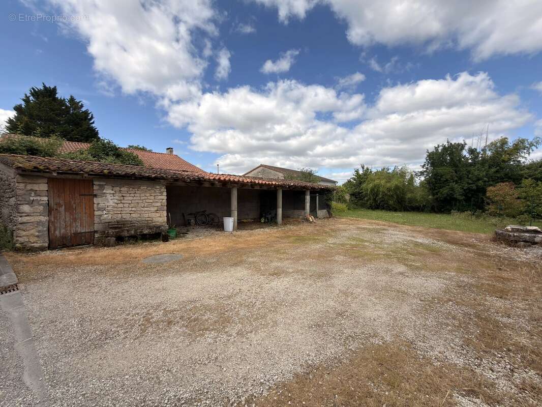 Maison à SALLES-DE-VILLEFAGNAN
