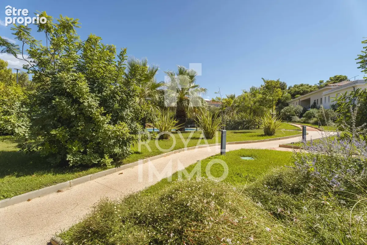 SANARY-SUR-MER   A pieds de la plage, T3 en duplex dans résidence récente avec piscine - photo 8