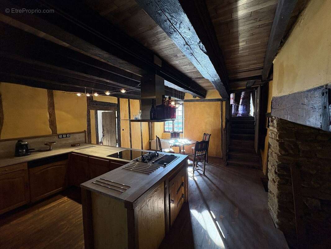 Maison à SALON-LA-TOUR
