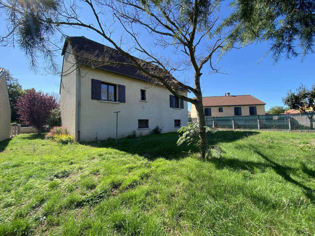 Maison à SAINT-REMY-EN-ROLLAT