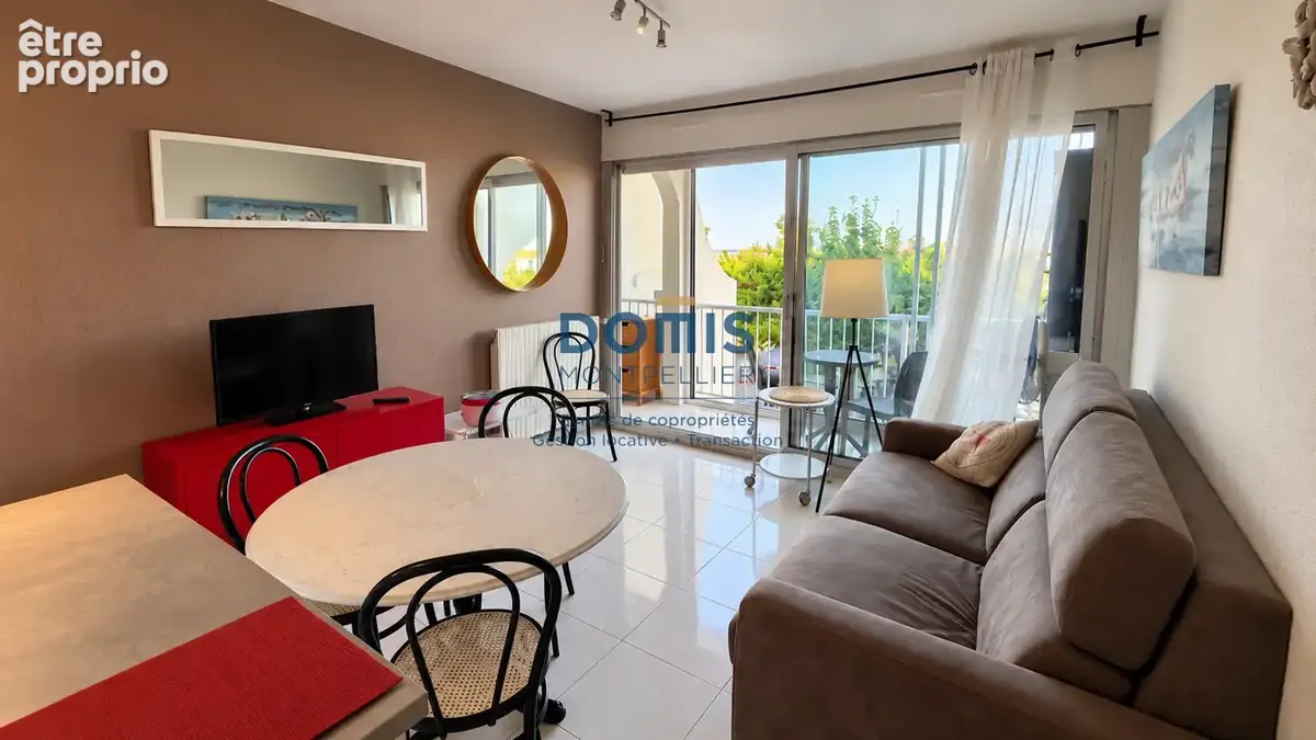 Appartement 2 pièces de 42 m2 en première ligne sur l’étang, avec piscine et accès direct à la plage - photo 1