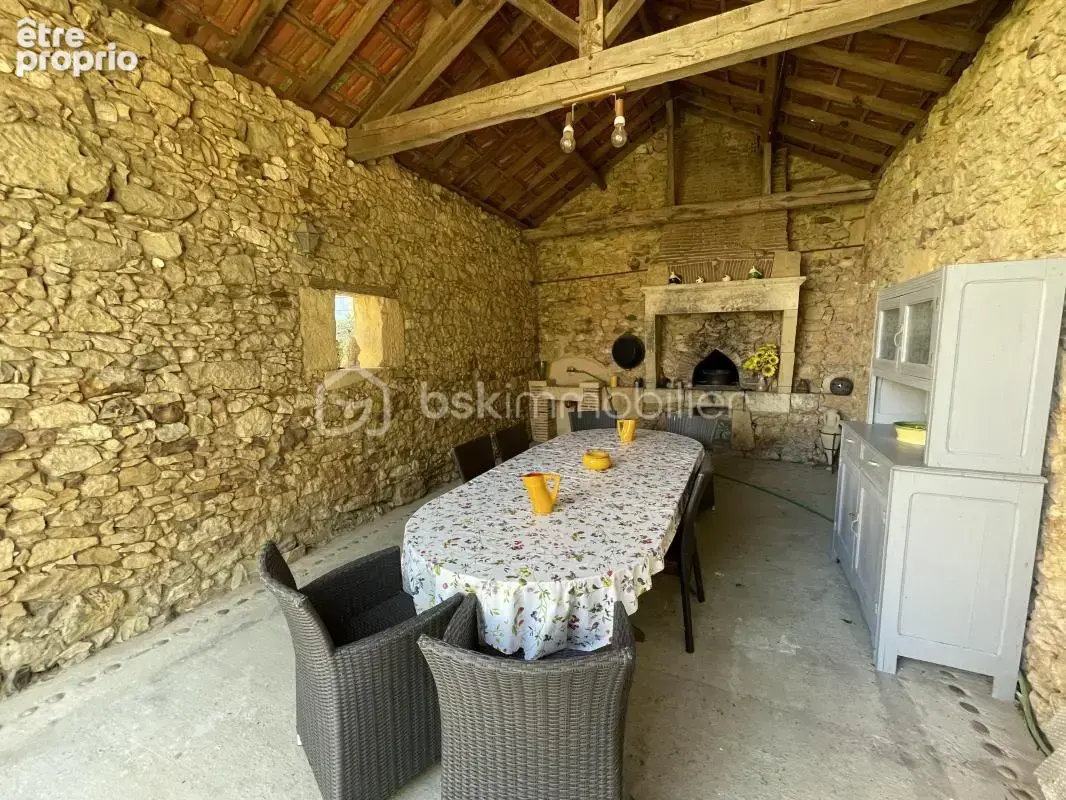 Sur 11457 m2 de terrain, ensemble de bâtiments en pierre composé d’une maison d’habitation, d’un gîte, d’un pool house, de deux  - photo 6