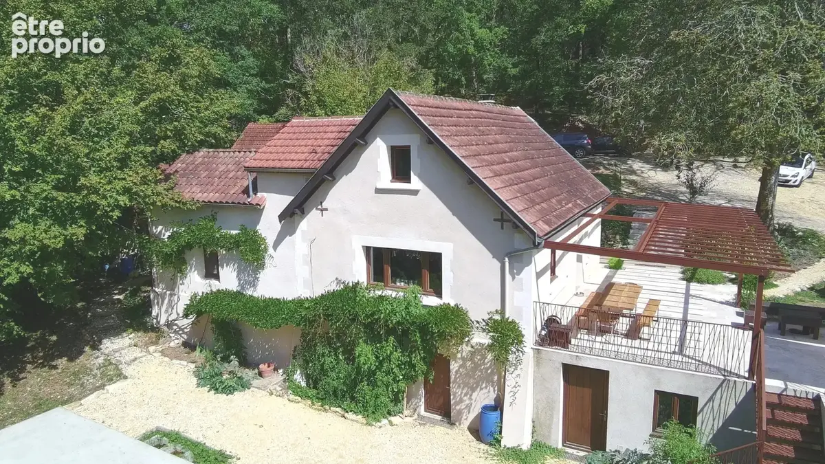Maison à SAINT-PIERRE-DE-CHIGNAC