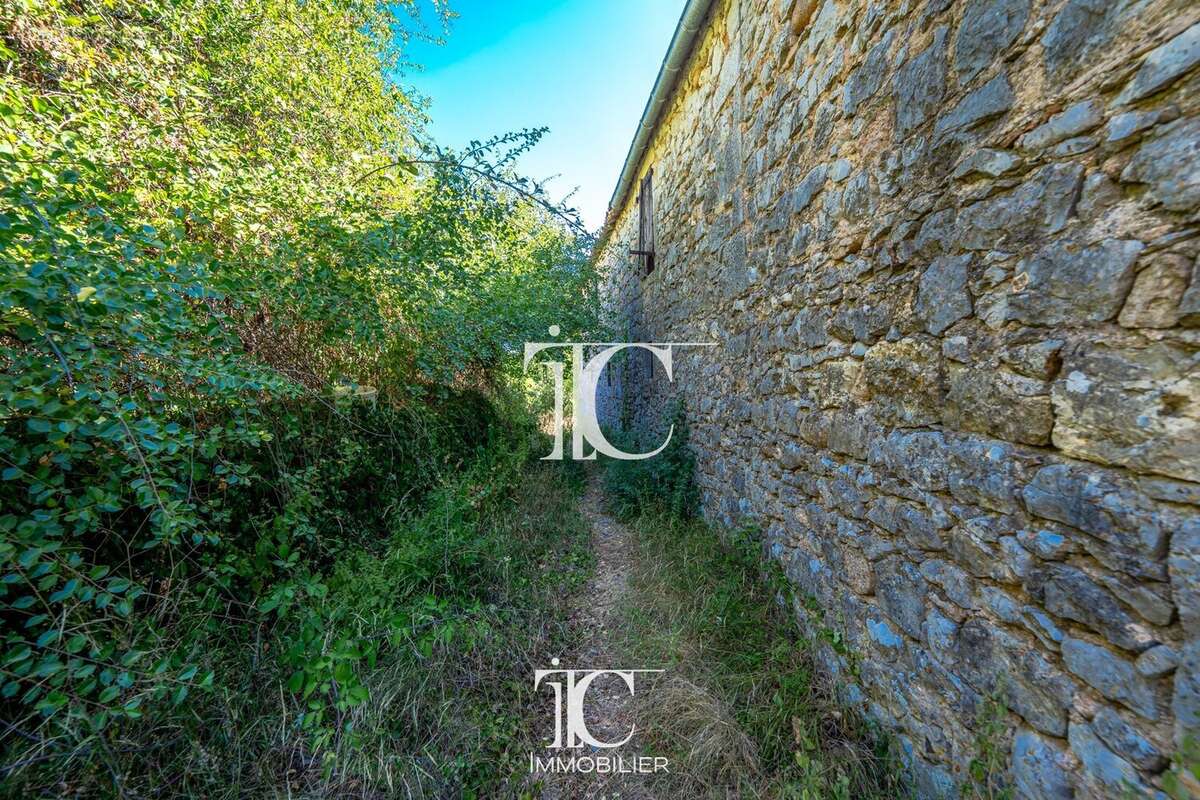 Grange a renover 1497m² de terrain - photo 4
