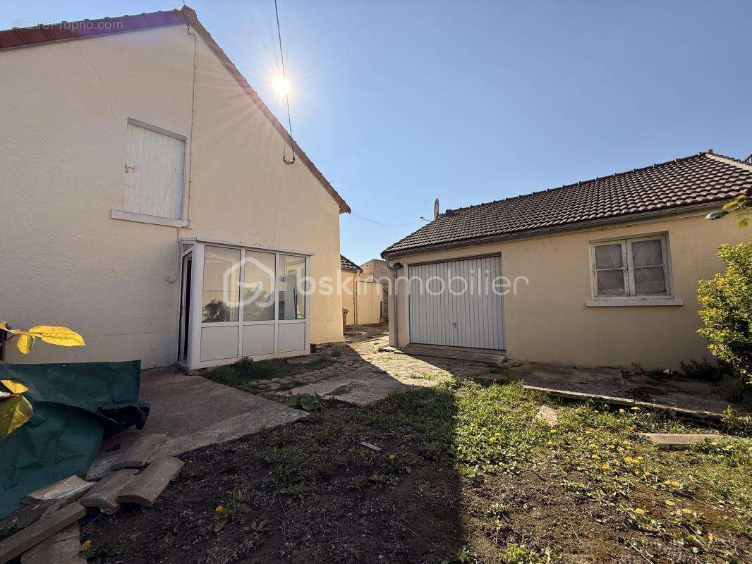 Maison à rénover avec jardin - Gare à pieds - Possibilité 3 chambres - photo 2