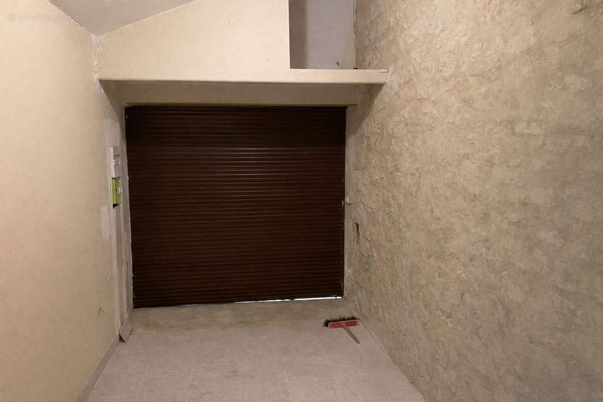 Parking à SAINT-MAUR-DES-FOSSES