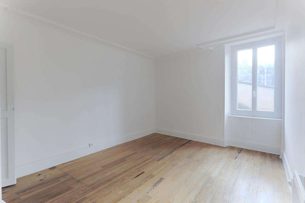 IMMEUBLE 600 m2  avec 6 appartements, un garage, un  jardinet et  3 dépendances  MAZAMET - photo 5