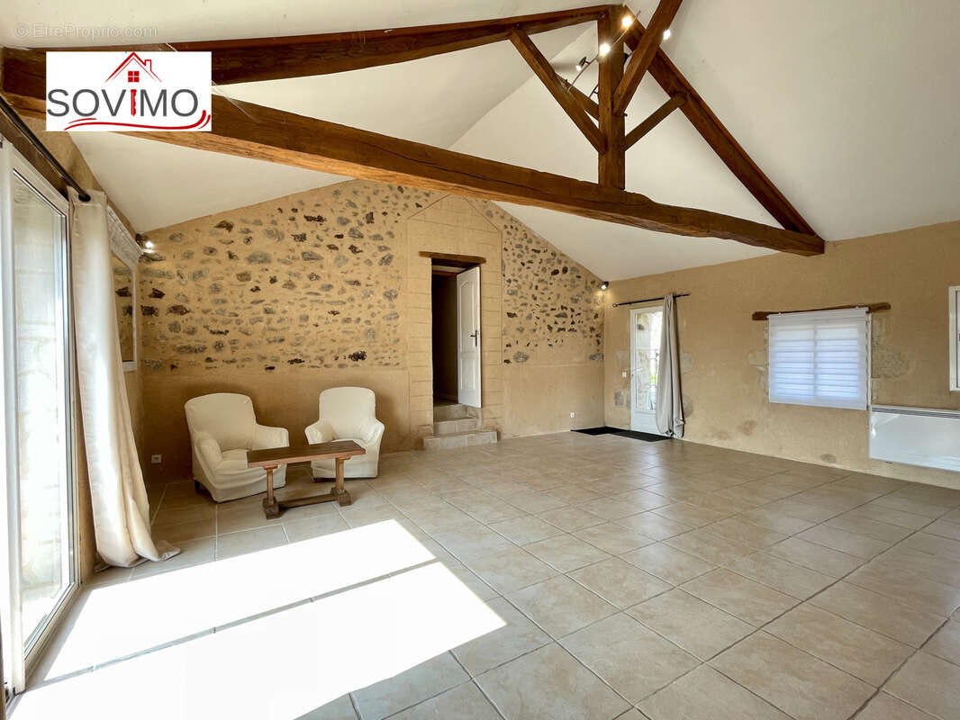 Laissez vous seduire par cette maison de campagne en pierre, nichée sur 3,41 ha en bord de rivière - photo 9