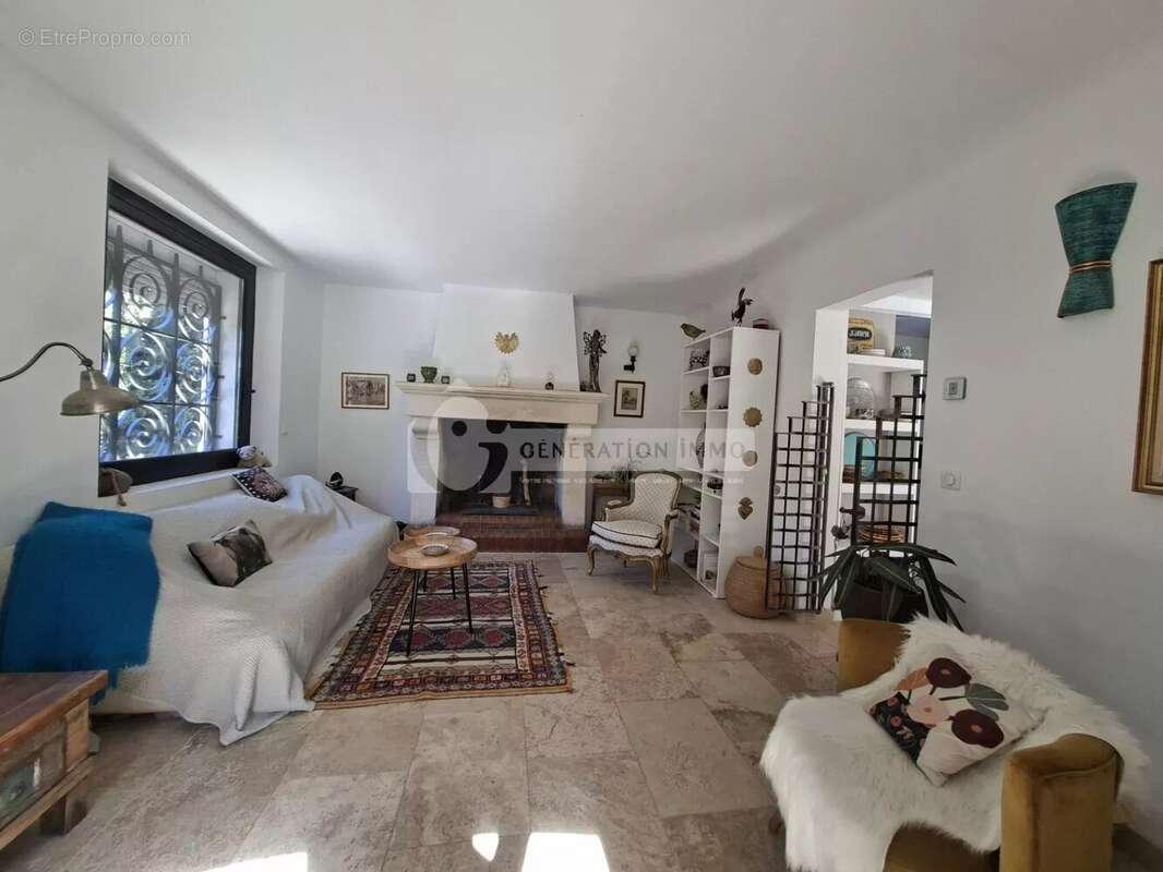 Maison à FONTVIEILLE