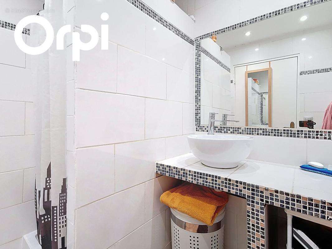 Appartement à SOLLIES-PONT