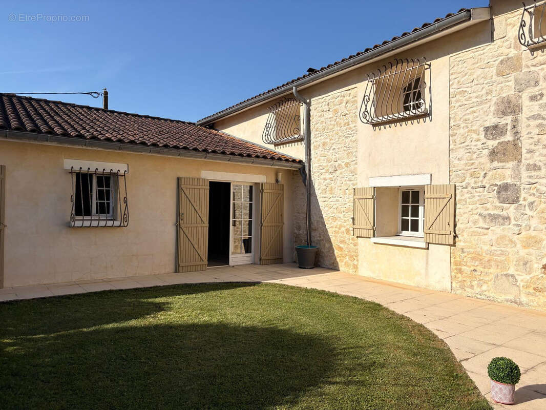 Maison familiale de caractère   370 m2   Piscine   8000 m2 de terrain   Lesparre en Médoc - photo 10