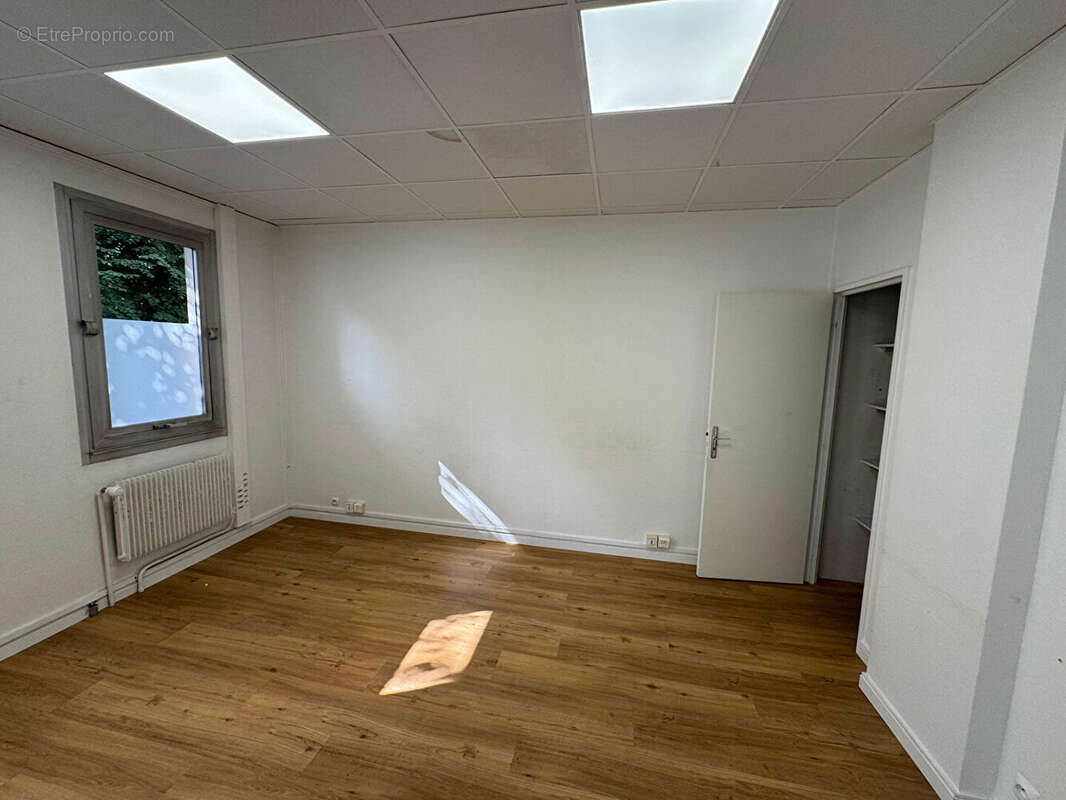 Commerce à SURESNES