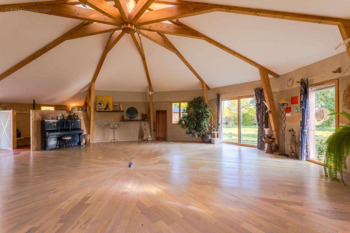 Commerce à CASTELNAU-DE-LEVIS