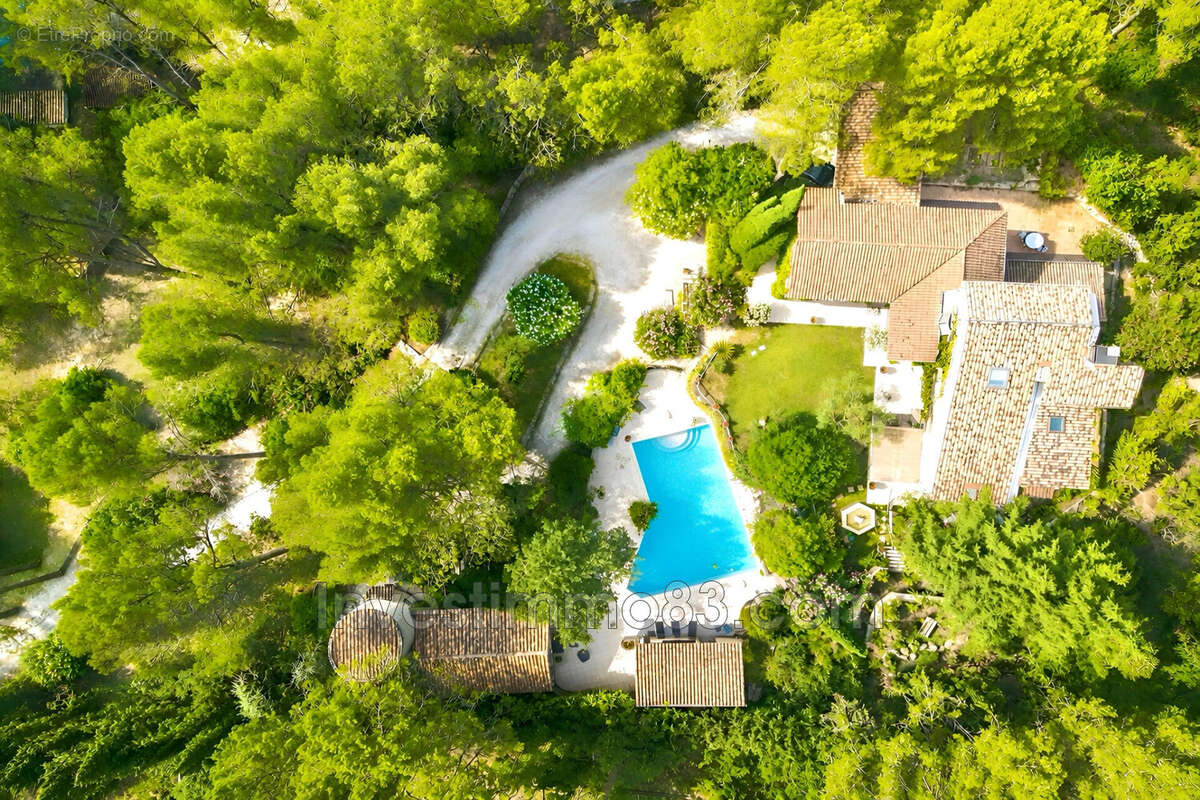 Maison 253 m² à Chateauneuf-Le-Rouge  - photo 6