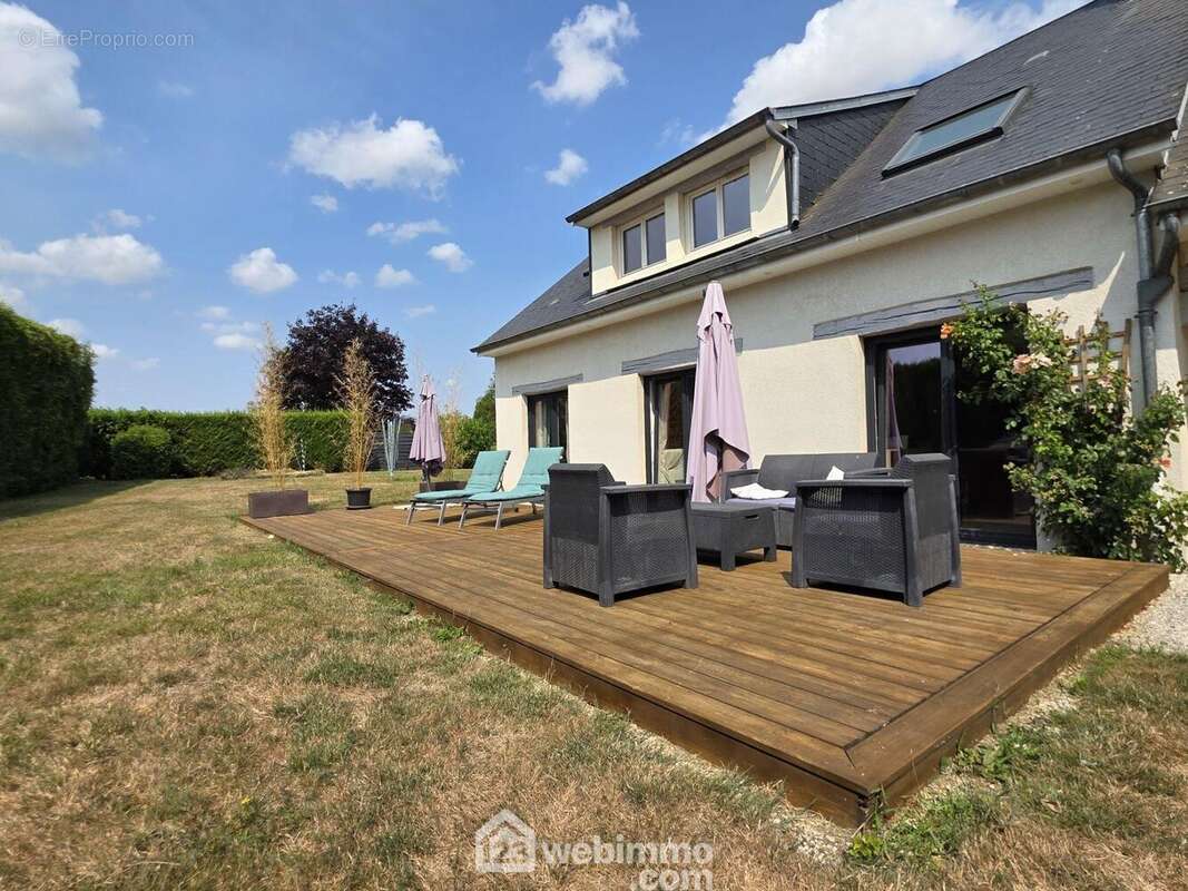 Une première terrasse idéalement exposée, parfaite pour vos moments de détente