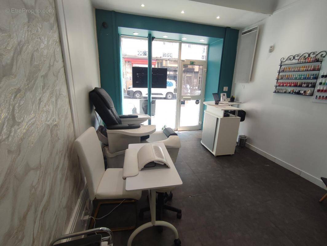 Commerce à PARIS-9E