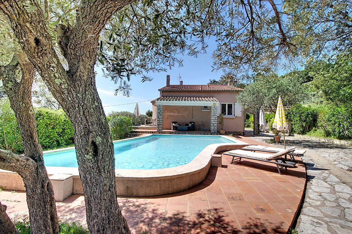A VENDRE à LORGUES ! Maison de type T6 pièces  de 144 m² + piscine + garage sur un terrain de 1692m² - photo 21