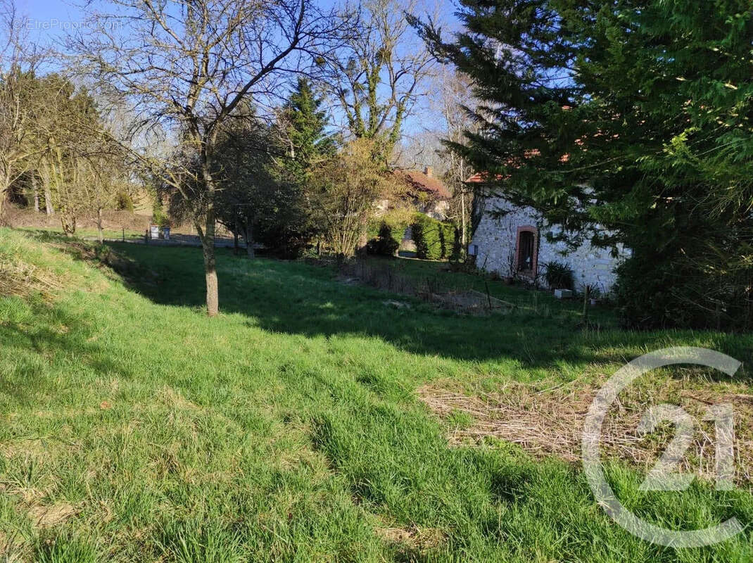 Terrain à CHAMPLAT-ET-BOUJACOURT