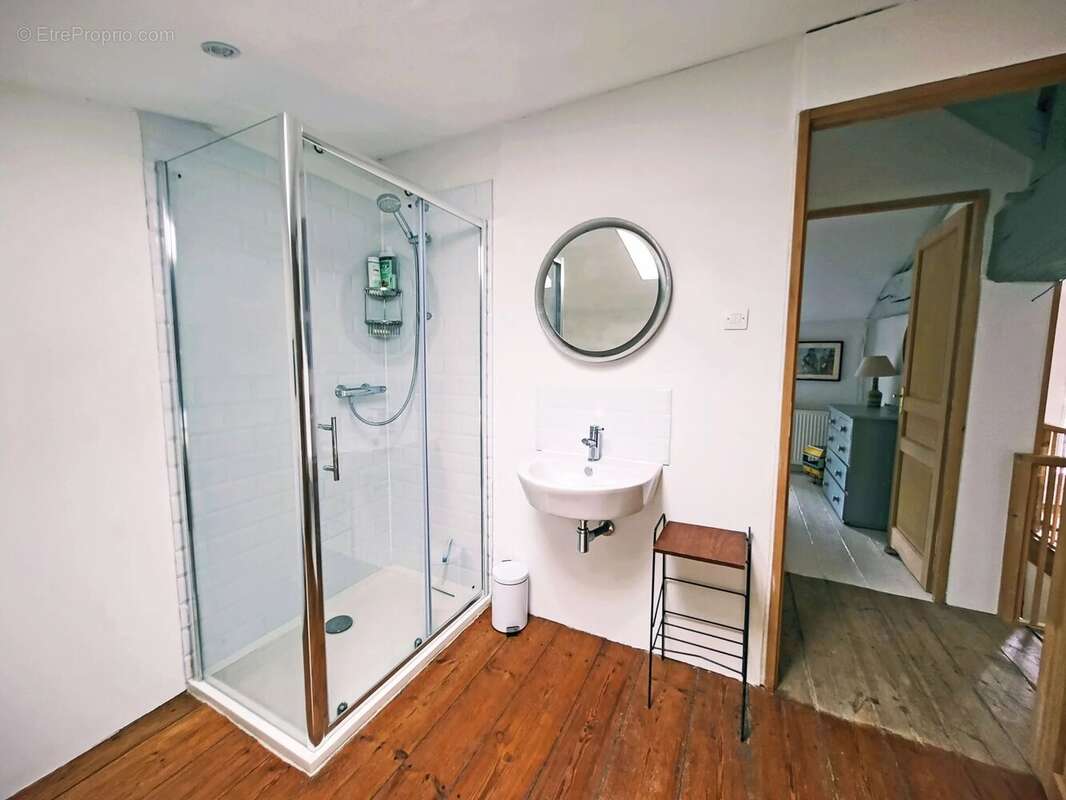 Maison à NEUVICQ-LE-CHATEAU