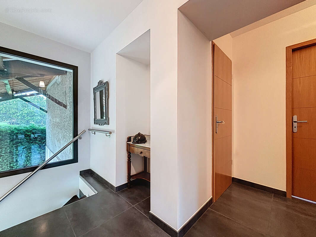 Romagnieu - Magnifique propriété pleine de charme 140m2 rénové, 370m2 pour vos projets sur 3,6 hectares de te - photo 10