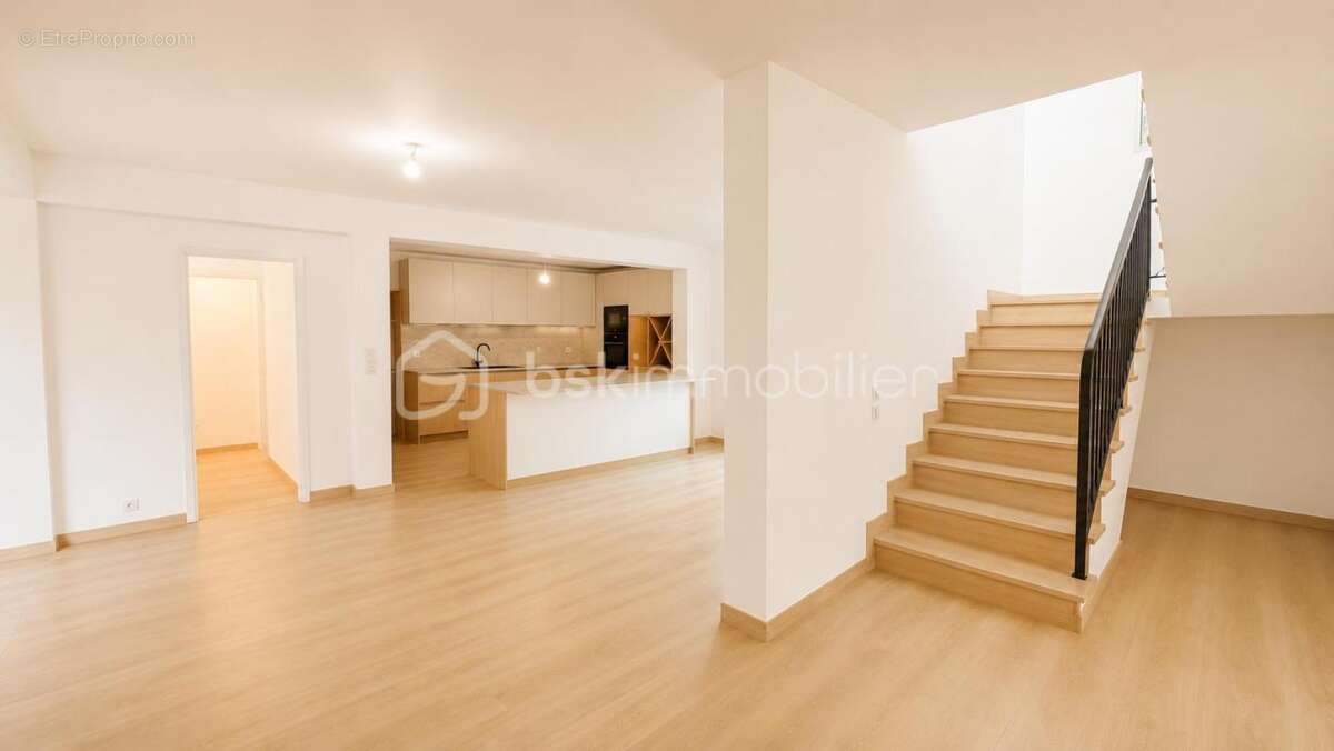 Maison familiale rénovée – 4 chambres – Terrain 4 000 m² – Vence la Sine - photo 12