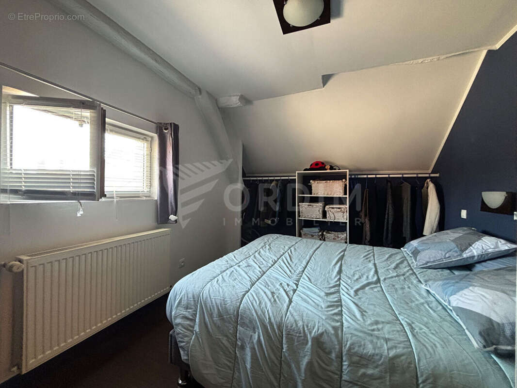 Maison à CRUZY-LE-CHATEL