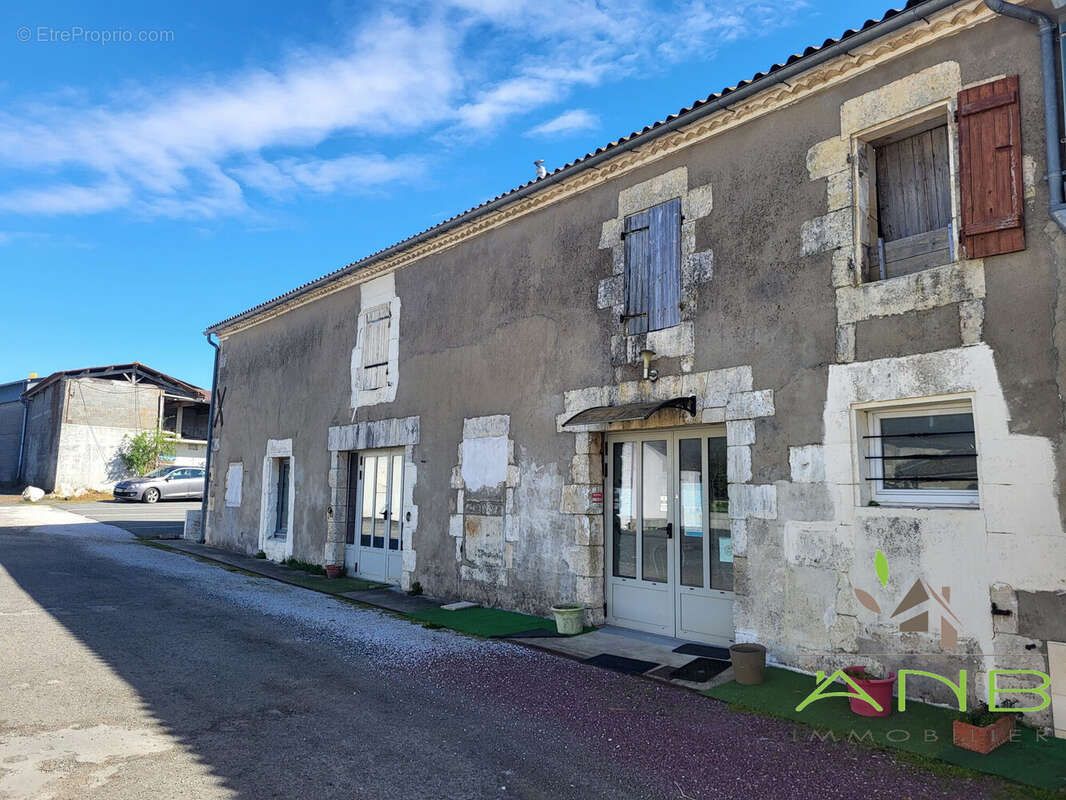 CHARENTE-MARITIME-NANCRAS-PLEIN-PIED-NORMESPMR-PARKING-TERRASSE - Appartement à NANCRAS